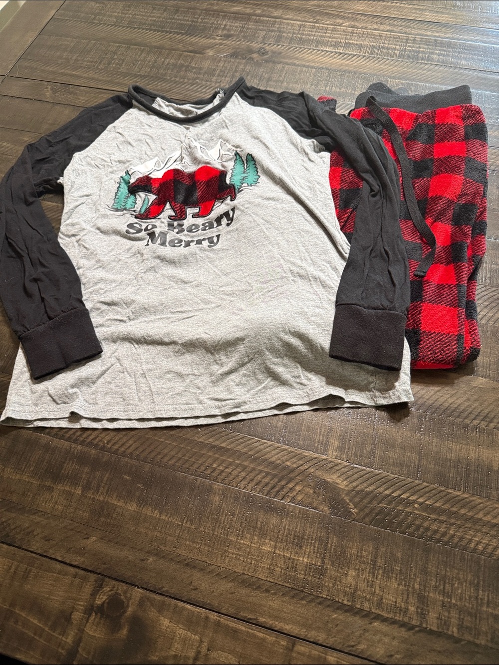 So Beary Merry Bear Graphic Raglan Pajama Top & Buffalo Plaid Pants Size Small